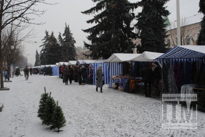 В центрі Мукачева прикрашають ялинку та на повну працює новорічний ярмарок (ФОТО) – 05