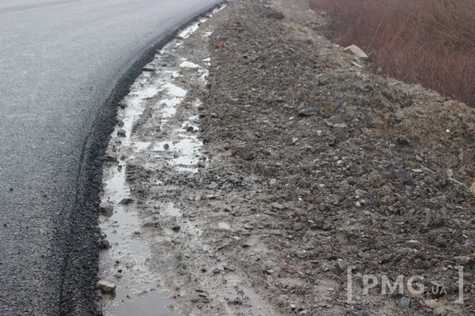 На першому шарі асфальту на Пряшівській-об’їзній у Мукачеві з’явились тріщини – 23
