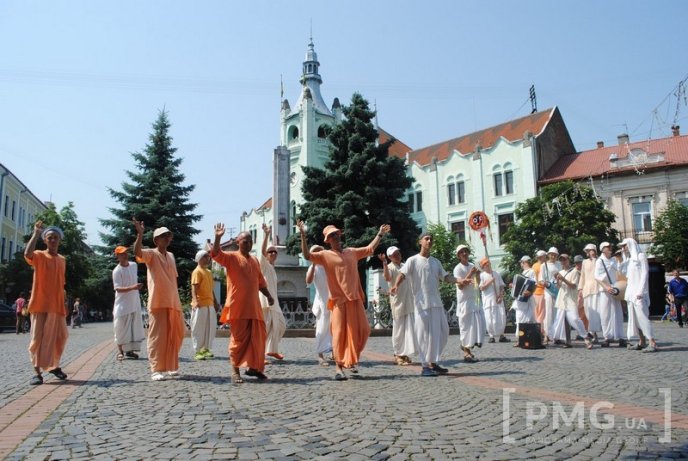 У центрі Мукачева виступають кришнаїти – 02
