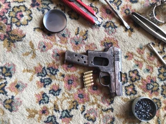 Поліцейські знайшли в домі закарпатця пістолет, гвинтівку та чимало набоїв – 09