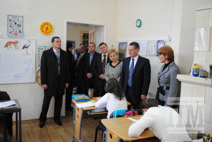 Олександр Ледида відвідав у Мукачеві Обласний центр соціально-психологічної реабілітації дітей та молоді з функціональними обмеженнями (ФОТО) – 19