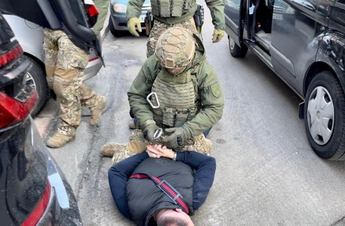 На Закарпатті киянин організував масштабну шахрайську схему. Поліція затримала учасників банди – 03