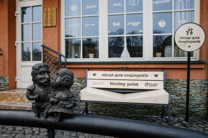В Ужгороді з’явилося місце для поцілунків – "лавиця кохання" – 03