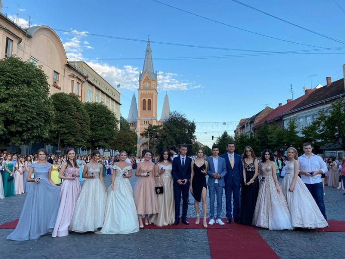 Парад випускників 2020: фото зі святкового дійства – 11