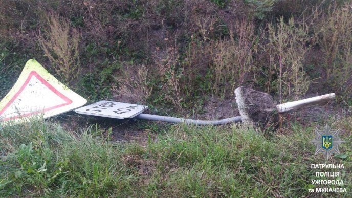 П’яний водій зніс в Ужгороді дорожній знак та злетів у кювет – 02