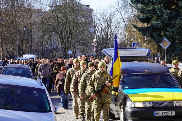 В Ужгороді в останню дорогу провели 35-річного захисника – 05