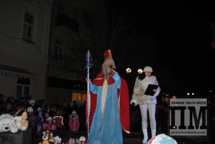 У Мукачеві урочисто запалили святкові вогні головної ялинки міста (ФОТО, ВІДЕО) – 07