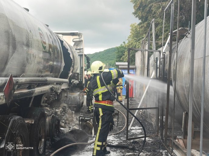 28 вогнеборців гасили пожежу, яка спалахнула на АЗС у Чинадієві – 01
