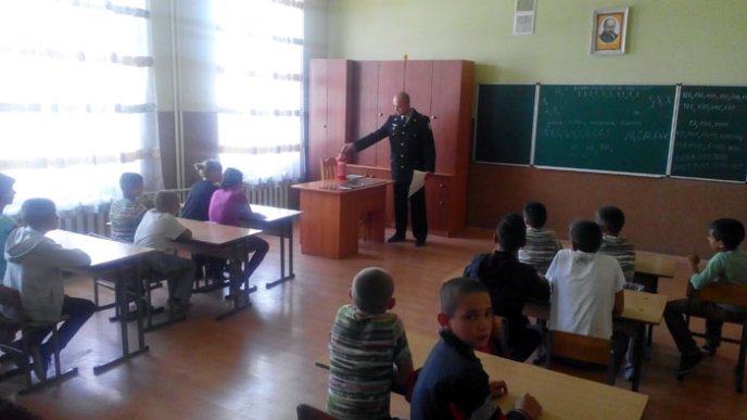 Тячівські рятувальники попереджали школярів Солотвина триматись подалі від карстових проваль – 01