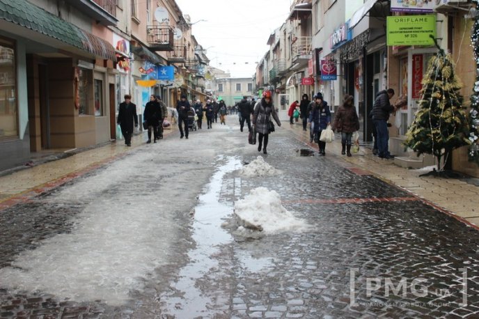Одна з центральних вулиць Мукачева перетворилась на суцільну калюжу – 09