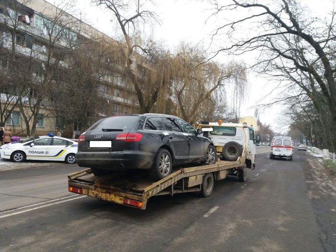 В Ужгороді патрульні поліцейські евакуювали автомобіль зі спущеними шинами – 04 В Ужгороді патрульні поліцейські евакуювали автомобіль зі спущеними шинами – 04