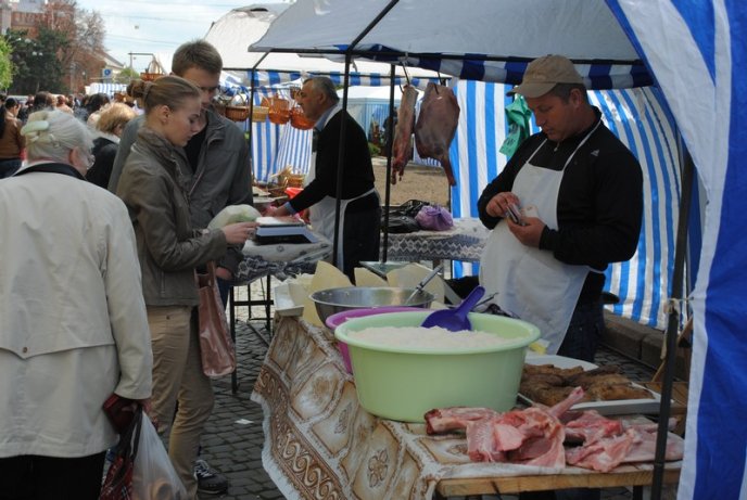 Передпасхальна ярмарка стартувала на центральній площі Мукачева (ФОТО) – 05