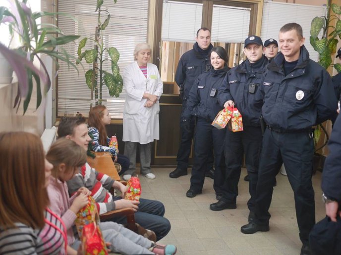 До юних пацієнтів Ужгородської міської лікарні завітали патрульні поліцейські – 06 До юних пацієнтів Ужгородської міської лікарні завітали патрульні поліцейські – 06