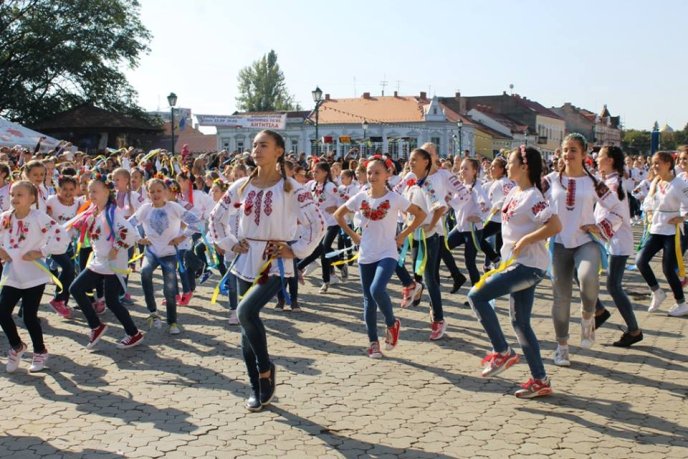 В рамках Дня міста Ужгород відбувся масштабний танцювальний флешмоб – 11