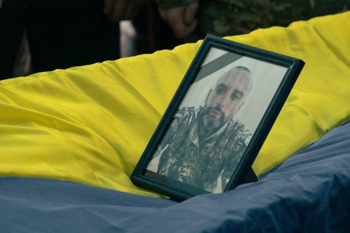 У Мукачеві поховали воїна, який захищав Україну з початку повномасштабного вторгнення – 01