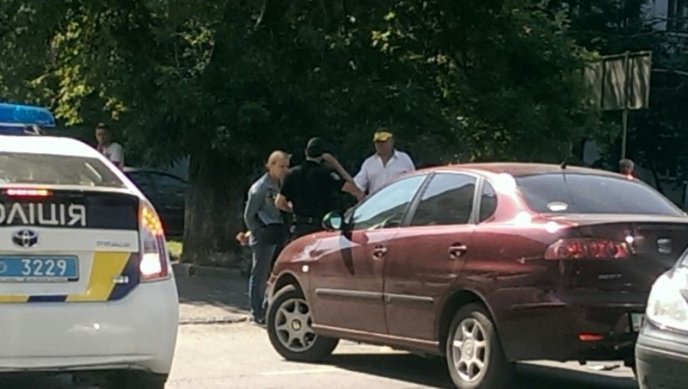 Мотоцикл опинився під колесами автомобіля – 01