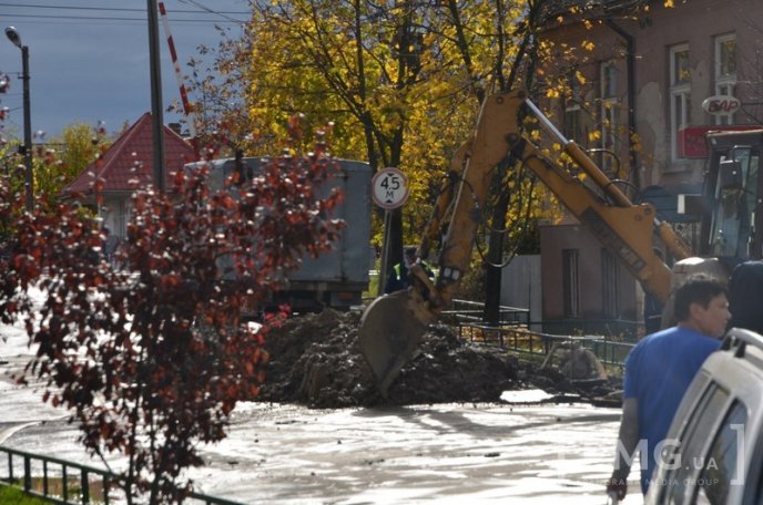 Вулицю Івана Франка у Мукачеві частково перекрили через прорив каналізації – 04