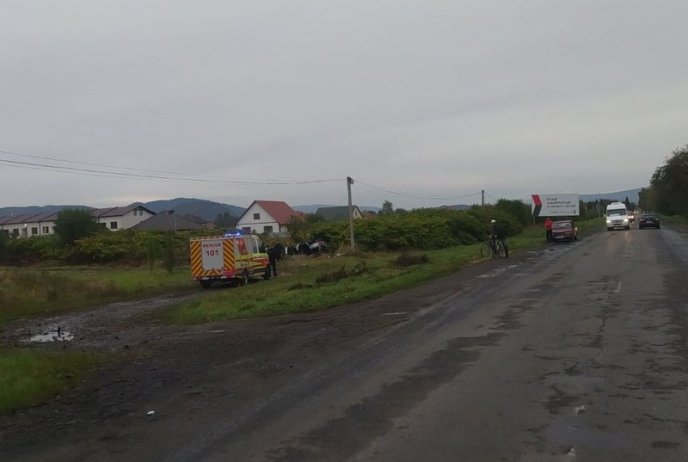 Аварія поблизу Мукачева: авто перекинулось на дах – 01
