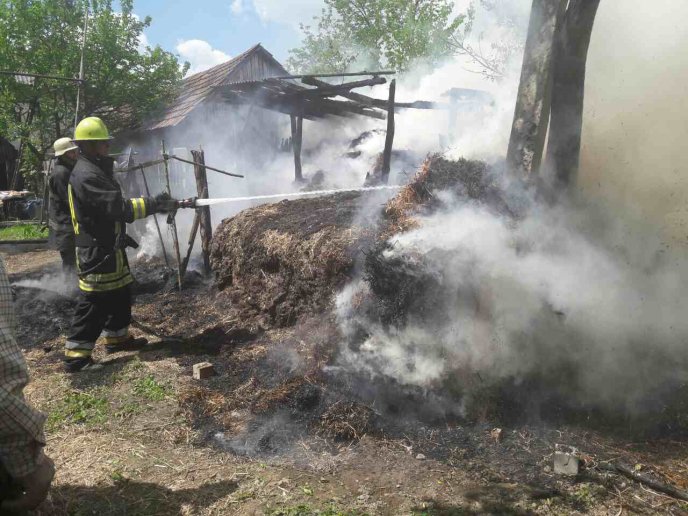 На території приватного домоволодіння на Мукачівщині сталась пожежа – 02