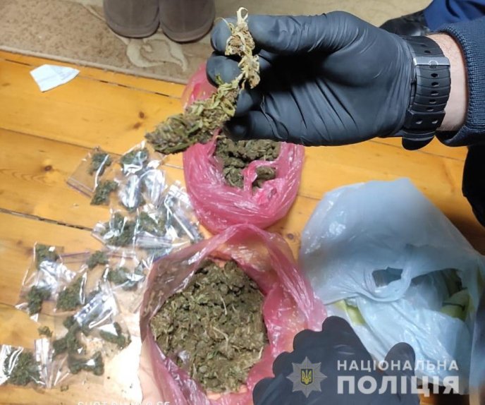 В одному з мікрорайонів Мукачева жінка продавала наркотики – 04 В одному з мікрорайонів Мукачева жінка продавала наркотики – 04
