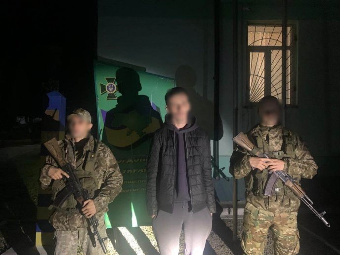Одинадцять чоловіків намагалися незаконно перетнути кордон в межах області – 05 Одинадцять чоловіків намагалися незаконно перетнути кордон в межах області – 05