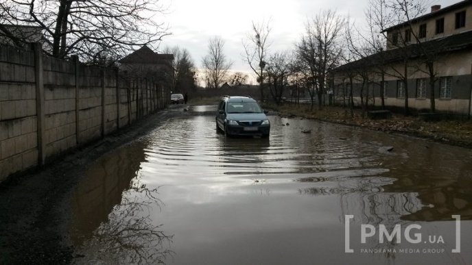 Вулиця в районі туристичної родзинки Мукачева жахає своїми ямами – 02 Вулиця в районі туристичної родзинки Мукачева жахає своїми ямами – 02
