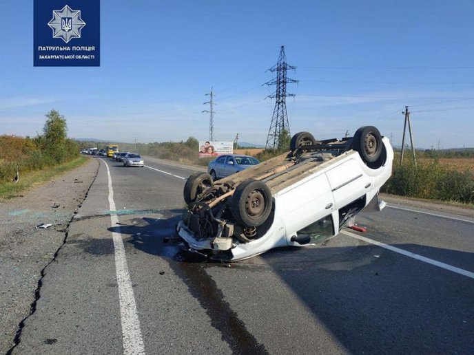Авто перекинулось на дах біля Дубрівки: подробиці від поліції – 01