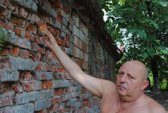 Мешканці житлового будинку по вулиці Московській потерпають від сусідства з напівзруйнованою будовою (ФОТО) – 09