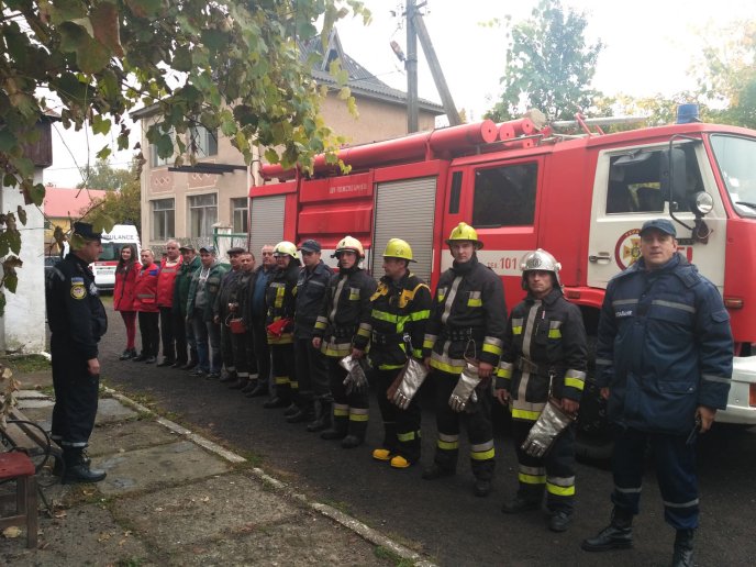 У Тячеві рятувальники ліквідували пожежу на об’єкті з масовим перебуванням людей – 04