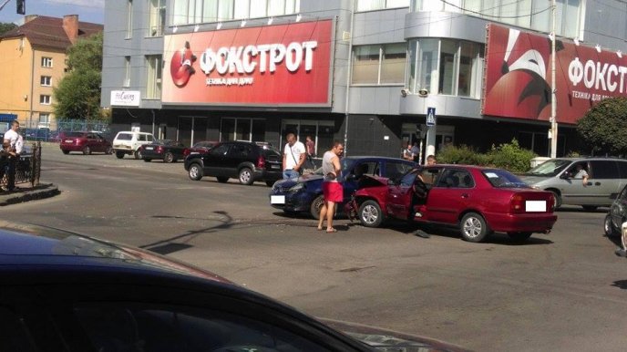 На проспекті Свободи біля "Білочки" в Ужгороді зіткнулись два автомобілі – 03