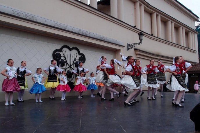 Як закарпатці в центрі Ужгорода танцювали – 11