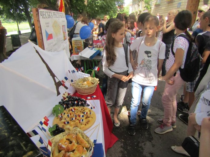 "Калейдоскоп країн-сусідів" провели школярі на набережній Незалежності в Ужгороді – 05 "Калейдоскоп країн-сусідів" провели школярі на набережній Незалежності в Ужгороді – 05
