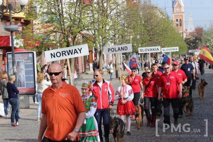 У Мукачеві урочисто відкрили чемпіонат світу зі слідової роботи службових собак – 43