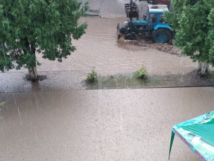 Страшна злива перетворила вулиці закарпатського міста на ріки – 07