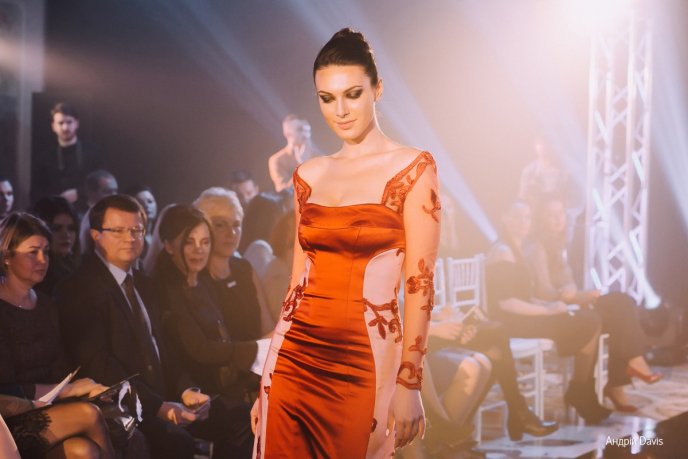 Мода заради життя: на Закарпатті відбувся ІІІ-й благодійний показ мод дизайнерки Роксолани Новак – 163