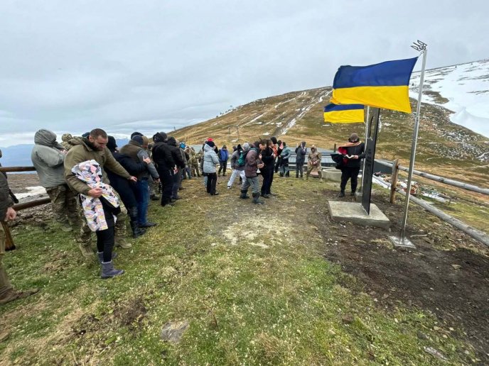 На Драгобраті відкрили пам’ятник Герою України Дмитру Коцюбайлу «Да Вінчі» – 01