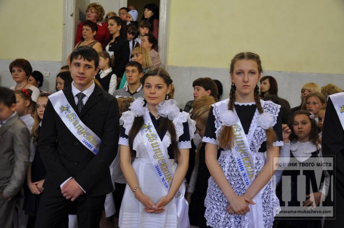 У мукачівській ЗОШ №20 відбулось свято "Останнього дзвоника" (ФОТО) – 10