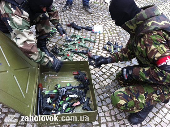“Правий сектор” Закарпаття насміявся над міліцією, здавши замість справжньої іграшкову зброю (ФОТО) – 03