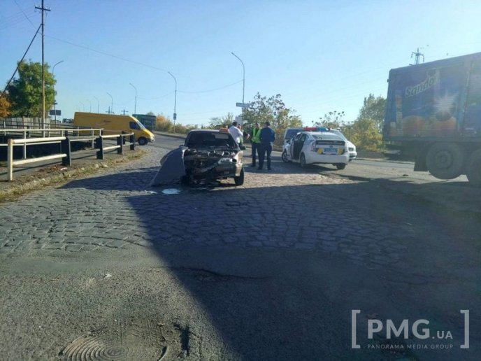 Аварія у Мукачеві: зіткнулися таксі та вантажівка – 01