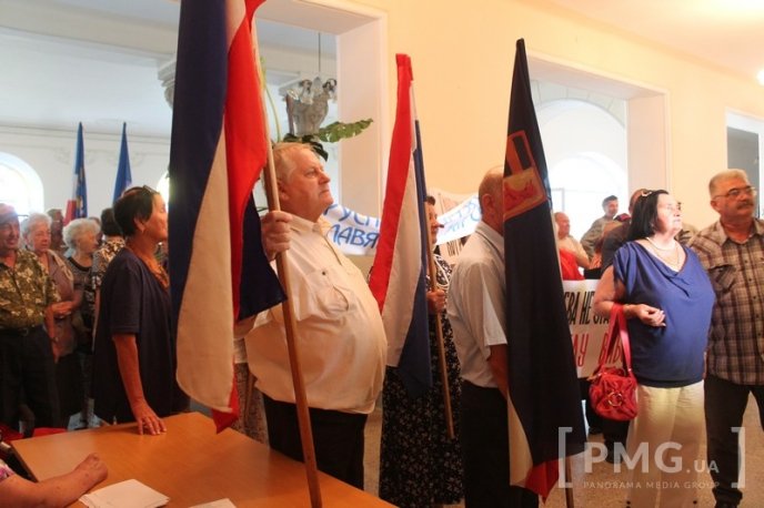 Русини прийшли з протестом під будівлю Мукачівської ратуші – 07