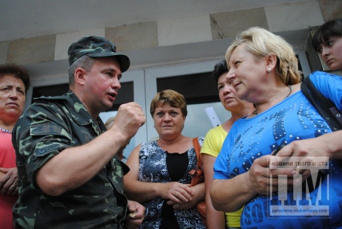 Сьогодні Мукачево мітингувало: сотні жінок перекрили дорогу та вимагали не забирати чоловіків у армію (ФОТО) – 27