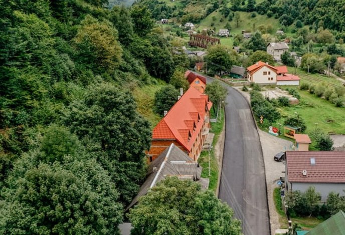 У селі на Рахівщині встановили перший шар нового асфальтобетону – 01