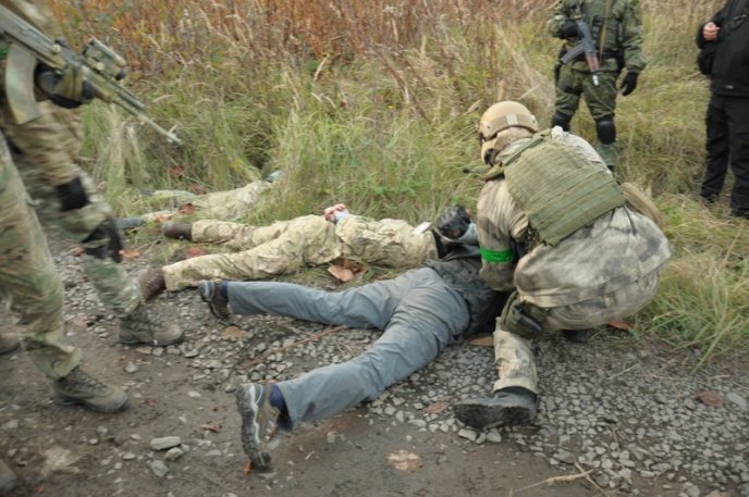 У Мукачеві "терористи" захопили потяг та взяли в заручники його охоронців – 06