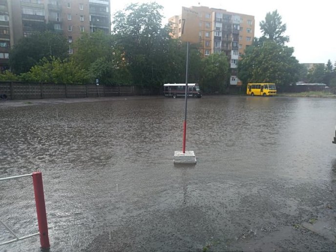 Злива перетворила територію автовокзалу в Ужгороді на велике озеро – 03