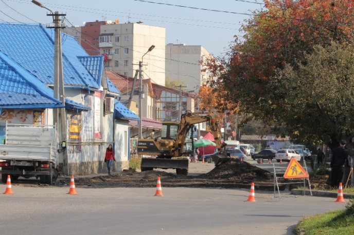Вулицю у мікрорайоні Росвигово, через жахливий стан якої з неї вже навіть сміялись, таки відремонтують – 02