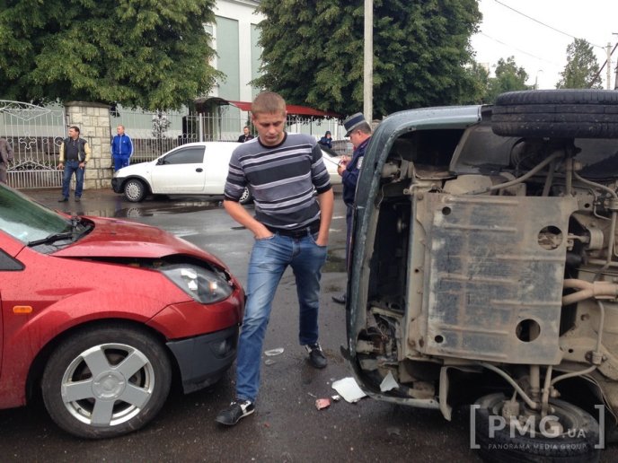 На вулиці Червоноармійській в потрійному  ДТП дивом вціліли люди – 09