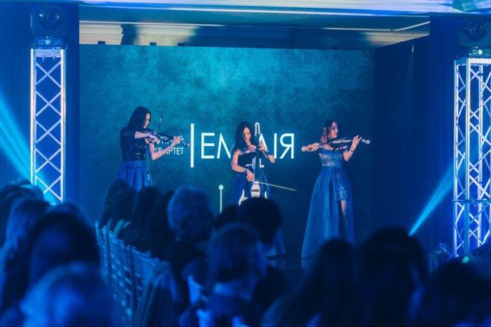 Мода заради життя: на Закарпатті відбувся ІІІ-й благодійний показ мод дизайнерки Роксолани Новак – 73