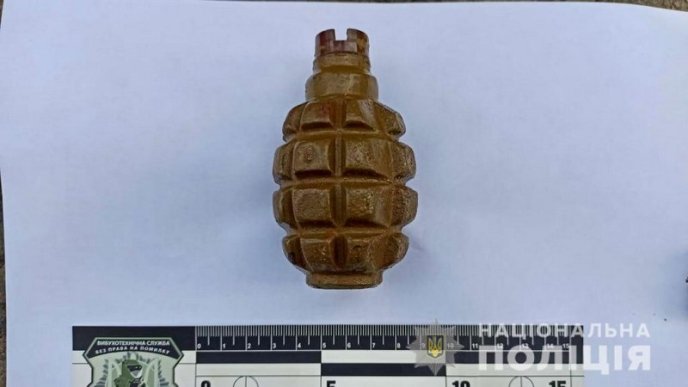 В Ужгороді чоловік переховував арсенал небезпечної зброї – 03