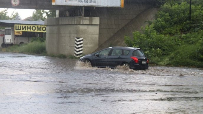 Під час буревію в Ужгороді "плавали" автомобілі – 02