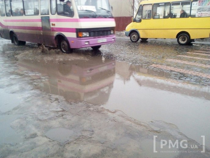 У Мукачеві тротуари та вулиці залиті водою, подекуди суцільний лід – 07
